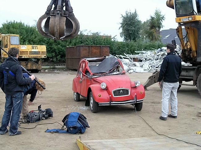 man bijt hond citroen 2cv