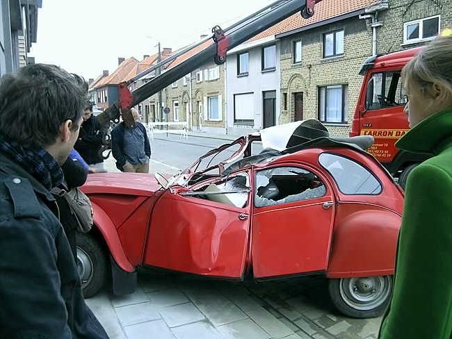 man bijt hond citroen 2cv