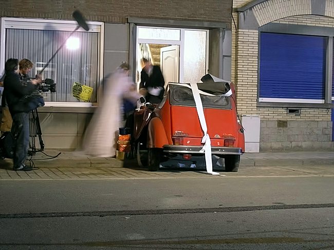 man bijt hond citroen 2cv