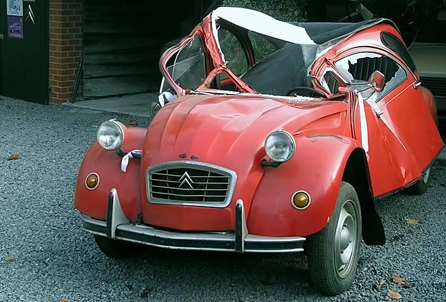 man bijt hond citroen 2cv