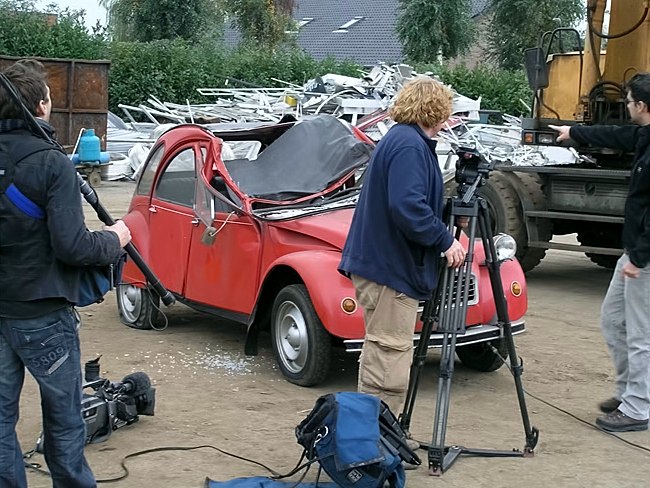 man bijt hond citroen 2cv