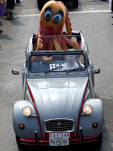 Citroen 2cv in New York parade