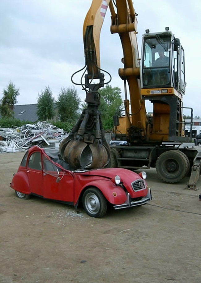 man bijt hond citroen 2cv