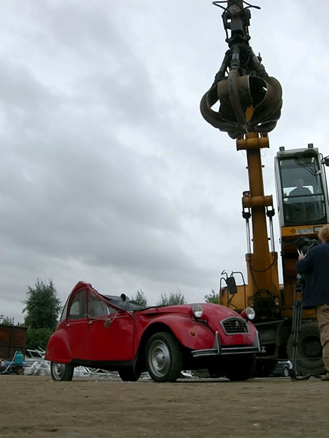 man bijt hond citroen 2cv