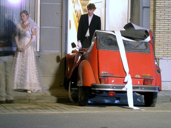 man bijt hond citroen 2cv